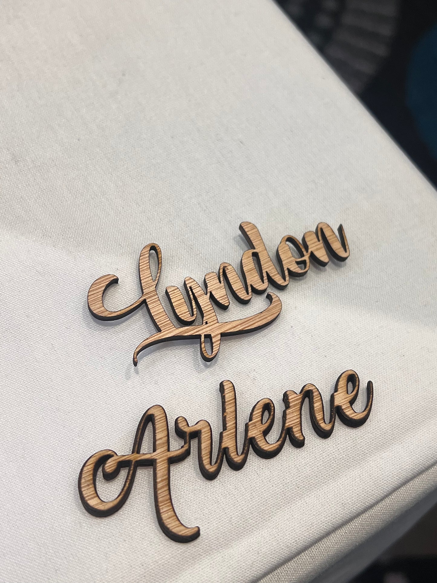 10x Wooden place names-wedding table
